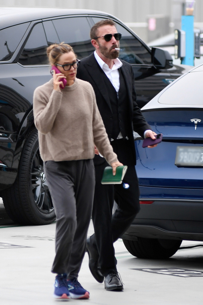 Ben Affleck és Jennifer Garner újra együtt? Lencsevégen biztosan, hiszen az egykori sztárpár együtt jelent meg a repülőtéren, ahová a fiukért mentek