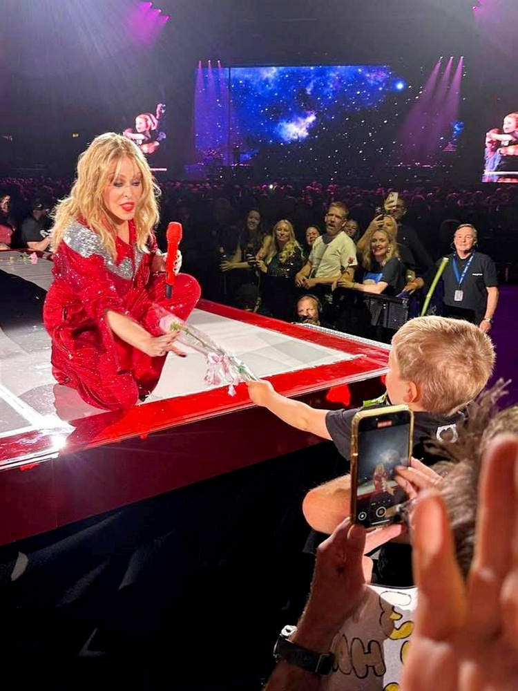 Kylie Minogue szívet melengető pillanatot teremtett egyik koncertjén: egy hároméves kisfiút, Reuben Borley-Waltont énekelte meg élőben, miután a kisfiú egy rózsát ajándékozott neki a birminghami fellépésén