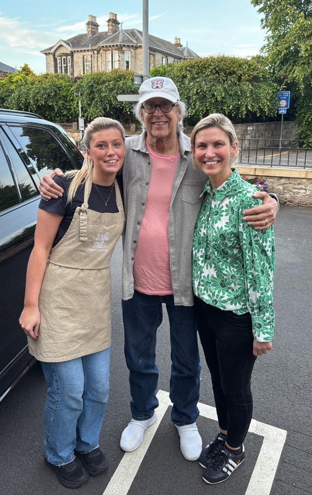 A hollywoodi legenda, Chevy Chase egy skót tengerparti kisvárosban tűnt fel – ezúttal nem a vörös szőnyegen, hanem egy hangulatos vendéglőben