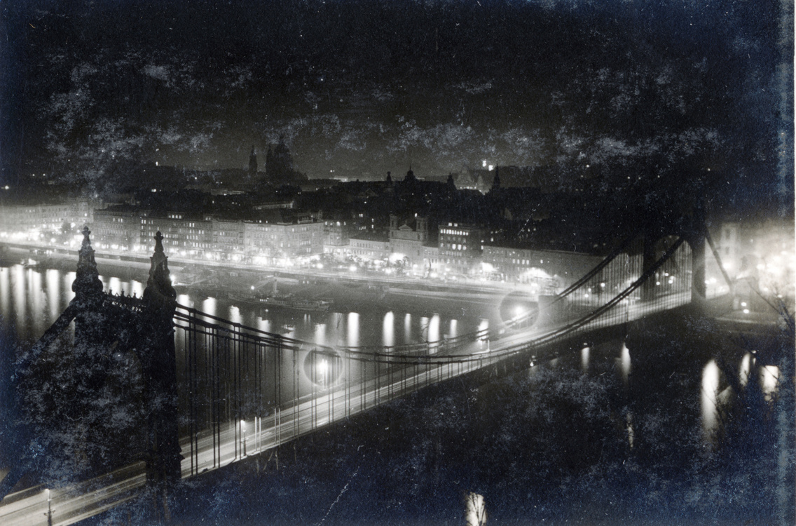 Kilátás a Gellért-hegyről az Erzsébet híd és a kivilágított pesti Duna-part felé 1931-ben