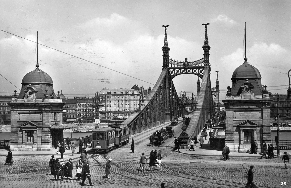 Szent Gellért tér, a Szabadság híd (Ferenc József híd) turulmadarai