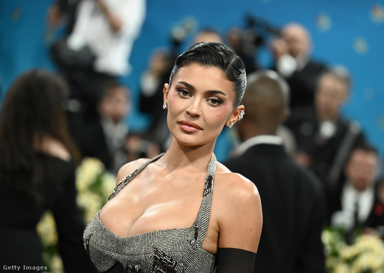 Napjainkban egyre több sztár dönt úgy, hogy nemcsak vállalja a mellnagyobbítást, hanem őszintén beszél is róla