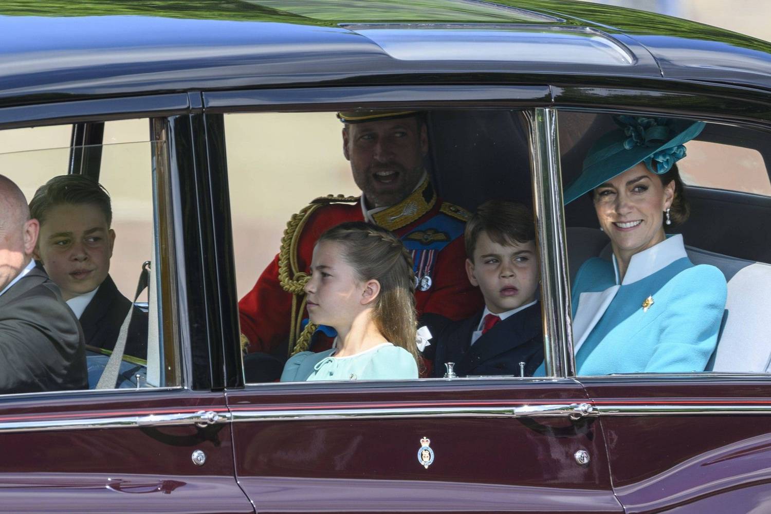 A család autóval érkezett meg a Buckingham-palotába.