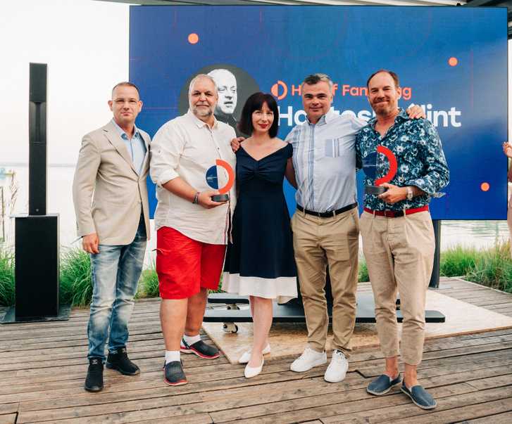 Ziegler Gábor, az Indamedia vezérigazgató-társtulajdonosa (balról jobbra), Kovács Tibor, a Ringier Hungary ügyvezetője, MediaFuture Award-díjazott, Reiber Gabriella, az Indamedia magazinportfólió-igazgatója, Vaszily Miklós, az Indamedia társtulajdonosa és igazgatósági tagja, Gulyás János kommunikációs szakember, MediaFuture Award-díjazott, illetve Hantosi Bálint reklámszakember, posztumusz MediaFuture Award-díjazott