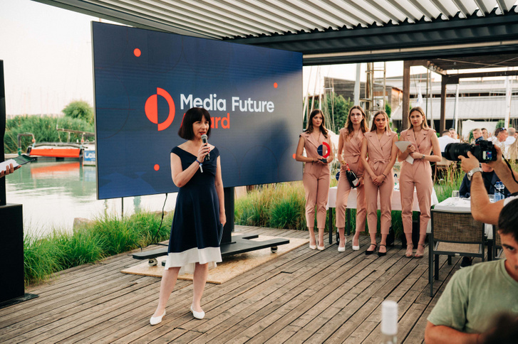 Reiber Gabriella, az Indamedia magazinportfólió-igazgatója Hantosi Bálint posztumusz MediaFuture Award-díjazottat méltatja köszöntőbeszédében