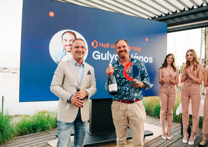 Gulyás Jánosnak Ziegler Gábor, az Indamedia vezérigazgatója adta át a 2025-ös MediaFuture Award díjat