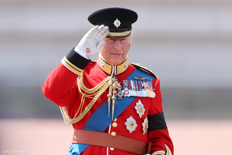 Több tízezer ember gyűlt össze a Buckingham-palota előtt, hogy részt vegyen III