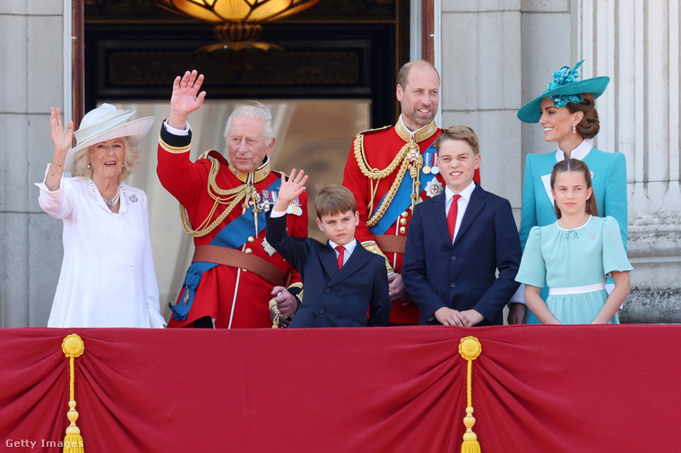 Az esemény során a tömeg hatalmas éljenzéssel fogadta a királyt, sokan énekelték a „God Save the King” himnuszt, és mindenki a palota erkélyére szegezte tekintetét, amikor a család megjelent a hagyományos integetésre.