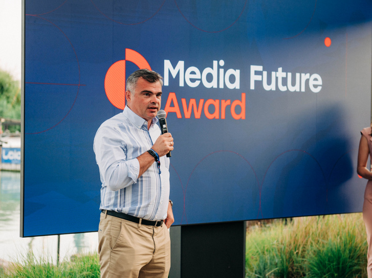 Vaszily Miklós, az Indamedia társtulajdonosa Kovács Tibort méltatja a MediaFuture Award átadásán