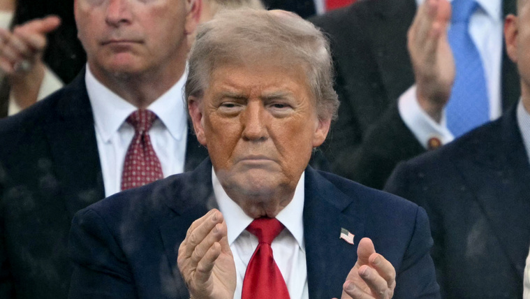Elszundíthatott Donald Trump a katonai parádéján, már új beceneve is van az amerikai elnöknek