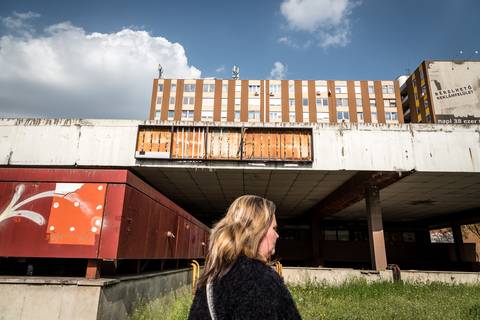 Az elhagyott metróállomás helyén ma már rendezett köztér van