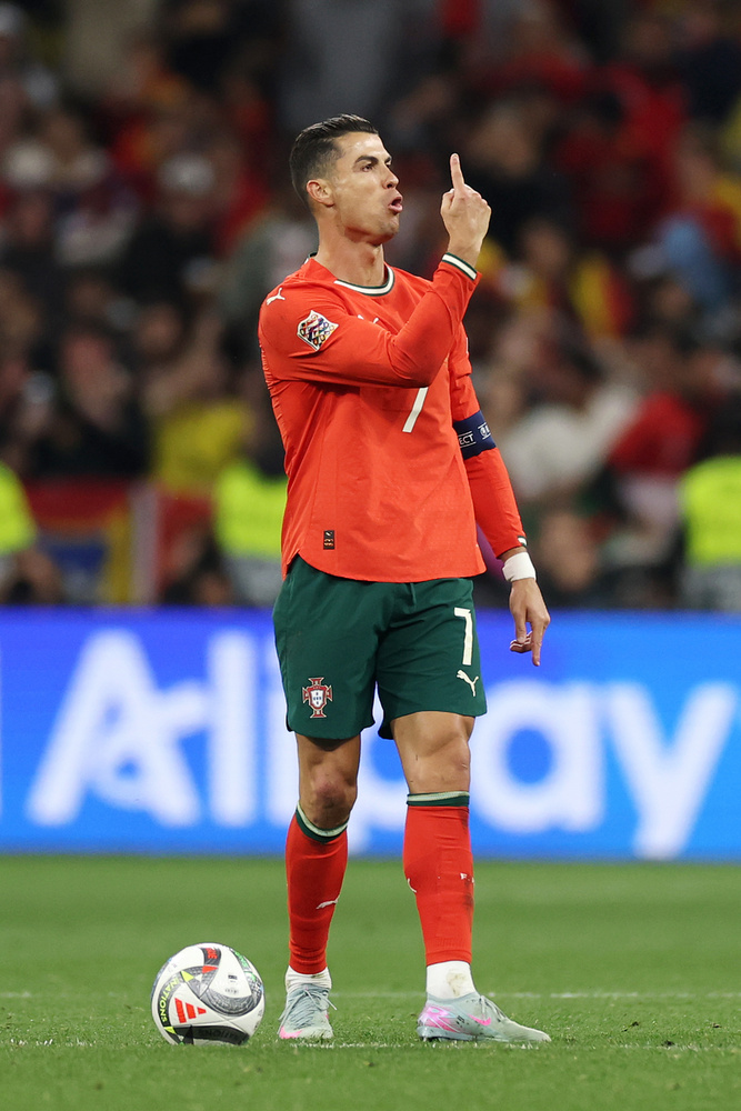 Cristiano Ronaldo lábaKorunk egyik legismertebb focistája 145 millió dollár értékben kötött biztosítást lábaira, hiszen a pályán kívül is bármikor történhet valamilyen baleset vele.&nbsp;