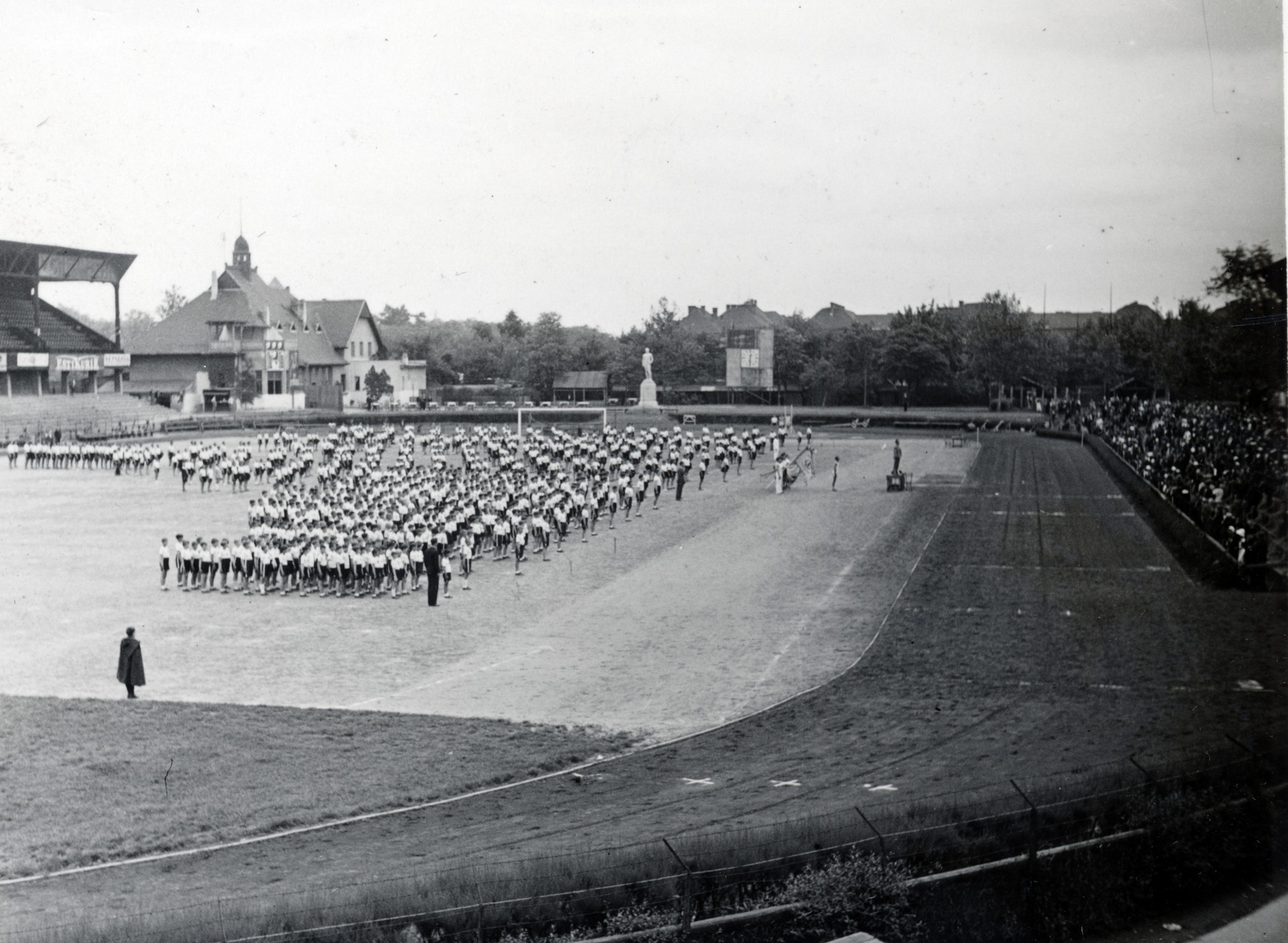 Üllői út, FTC-stadion, a B tribün mellett a klubház épülete, szemben a Springer-szobor látható, 1935