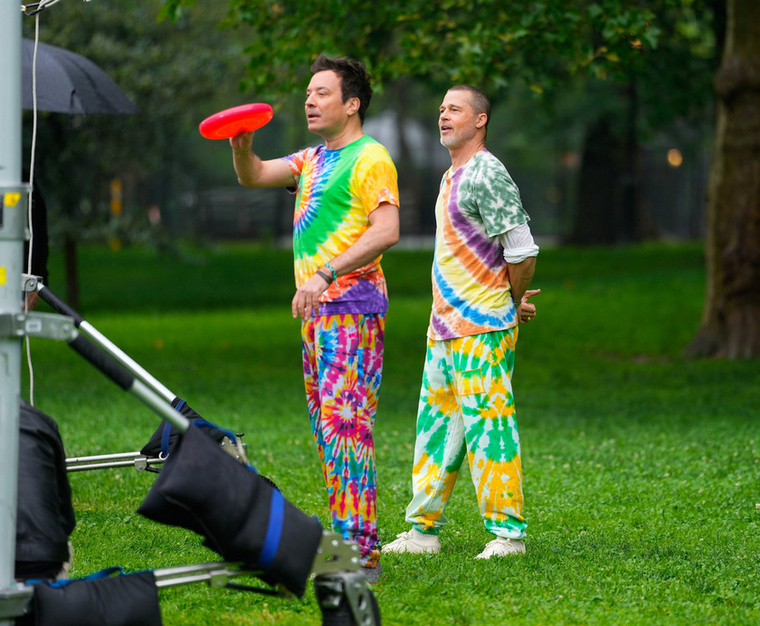 Brad Pitt és Jimmy Fallon igazi hippinek öltözött: a két sztár New York-i Central Parkban frizbizett egymással összeillő színes ruhában