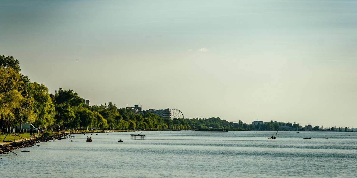 A Balaton több részén is megjelentek az algák – Mit érdemes tudni az algavirágzásról?