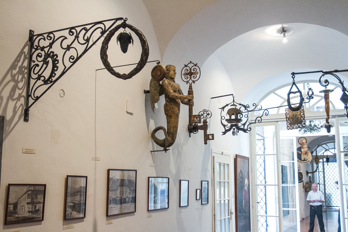 Cégérek a Kiscelli Múzeumban