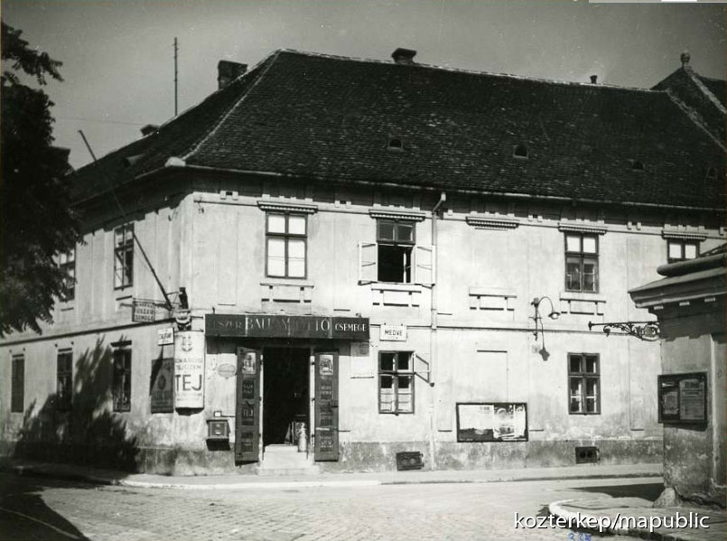 Az épület bal sarkán látható a régi medveszobor