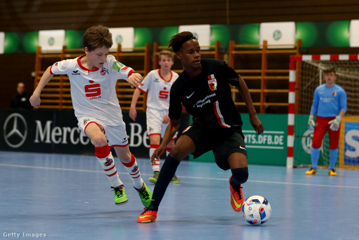 Az ifjú Florian Wirtz (b) 2016-ban egy teremtornán a Köln színeiben
