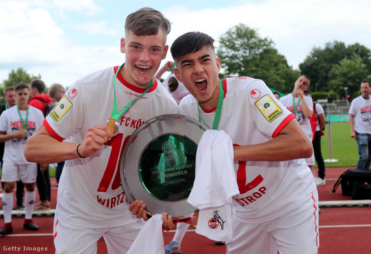 Az U17-es bajnoki címet ünneplik Wirtzék (b)