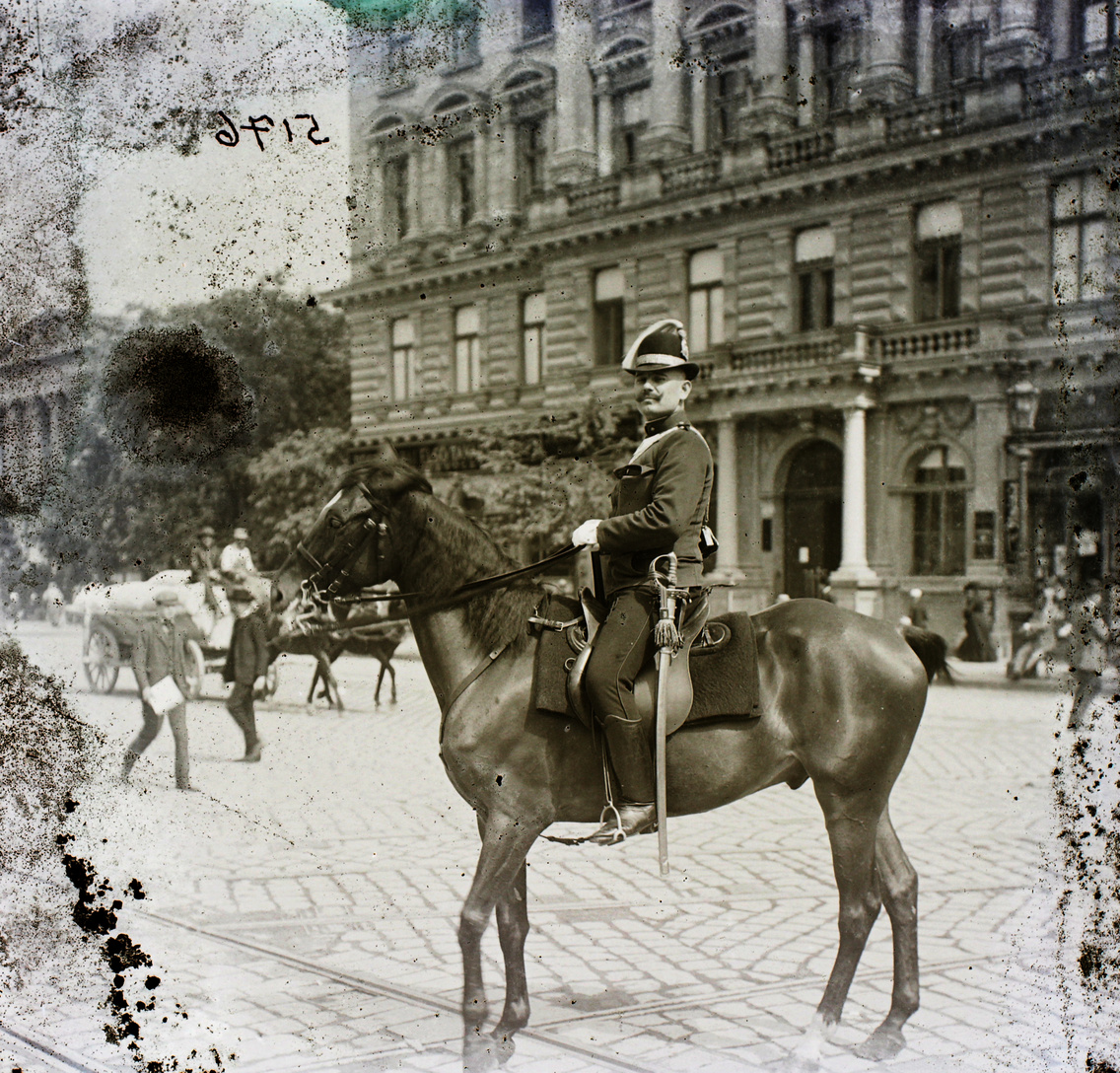 Lovas rendőr a Kálvin téren 1905-ben. Jobbra a Pesti Hazai Első Takarékpénztár bérháza (lebontották), háttérben a Magyar Nemzeti Múzeum