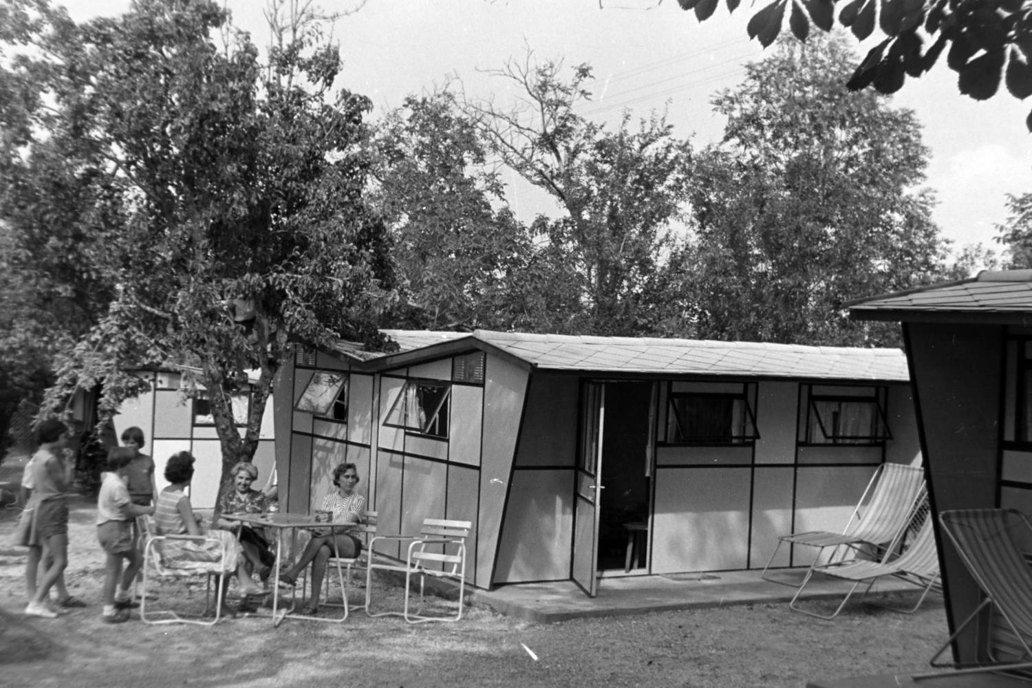 Alsóörs, 1959. A SZOT-üdülők nem kínáltak luxuskörülményeket, de fillérekért nyaralhatott a család.