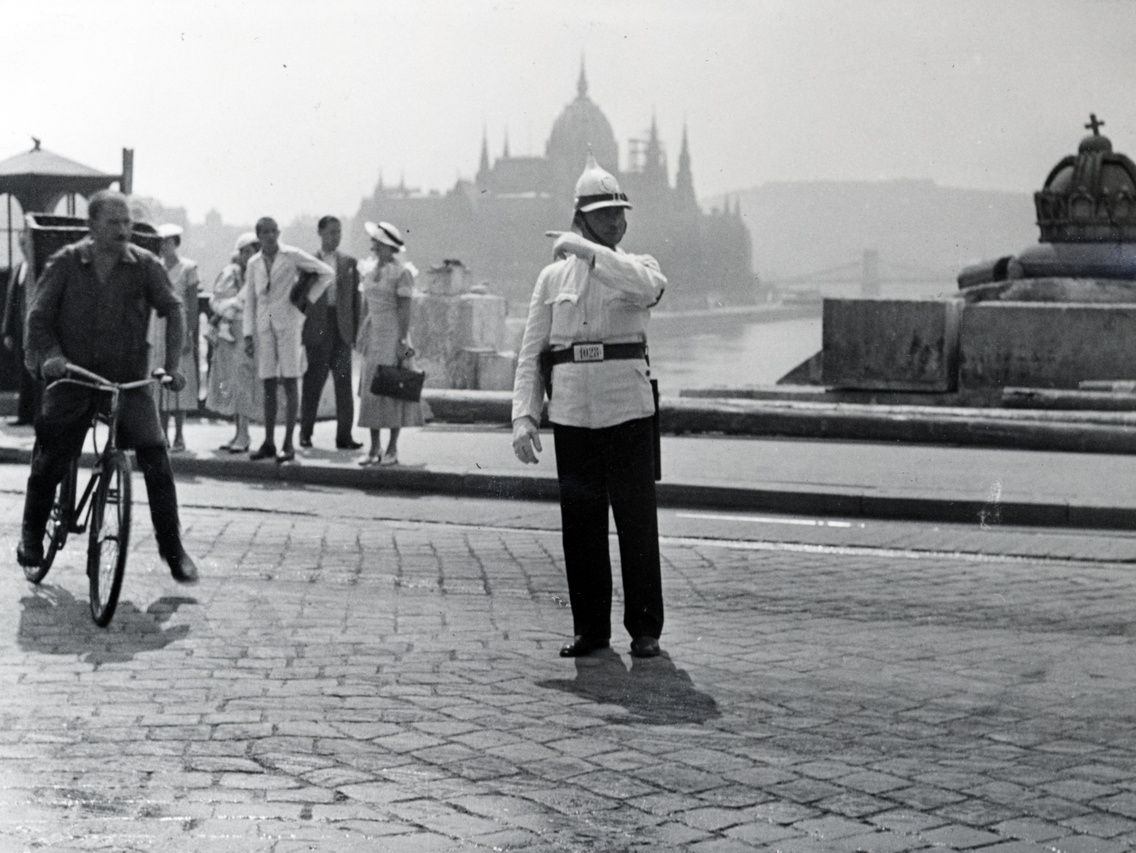 Forgalomirányító a Margit híd 1935 és 1937 közötti kiszélesítésekor