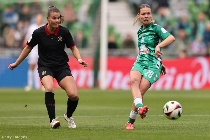 A brémai Juliane Wirtz (jobbra) a Leverkusen elleni bajnoki mérkőzésen Katharina Piljic felügyeletében játssza meg a labdát