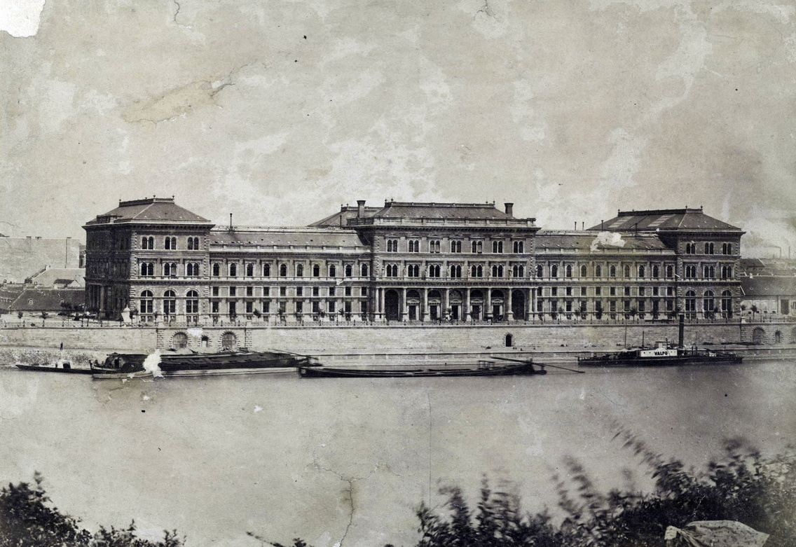 Fővám tér, Fővámpalota (később Corvinus Egyetem) a Gellért-hegyről nézve. A felvétel 1878 körül készült