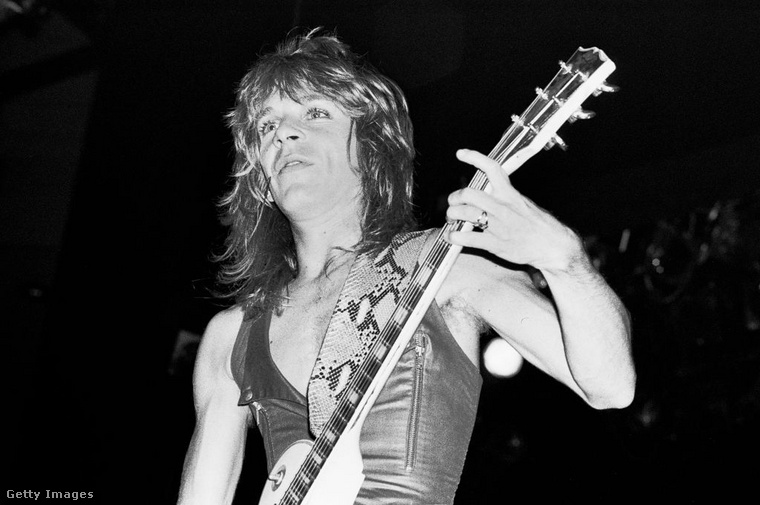 Randy RhoadsOzzy Osbourne zseniális gitárosa egy „poénnak” szánt repülés során halt meg