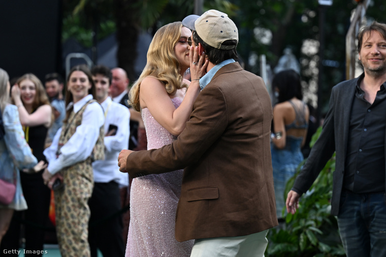 Scarlett Johansson csókkal köszöntötte filmbeli partnerét (Fotó: Kate Green / Getty Images Hungary)