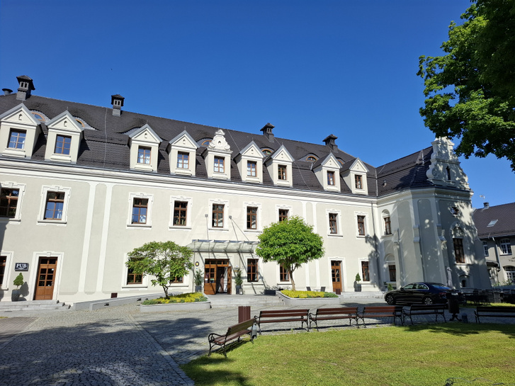 A Hotel Zamek egyórányi autóútra található a Silesia Ringtől