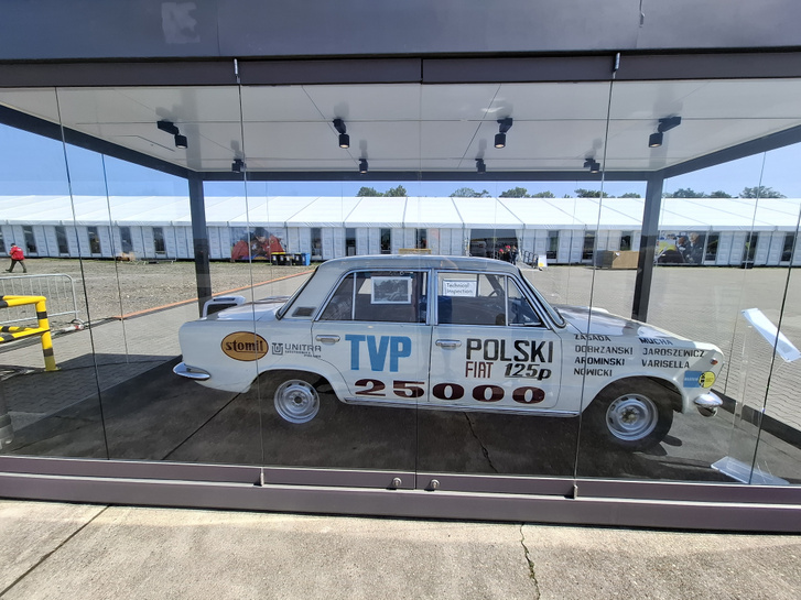 Üvegkalitkába zárták a legendás Polski Fiat 125p-t