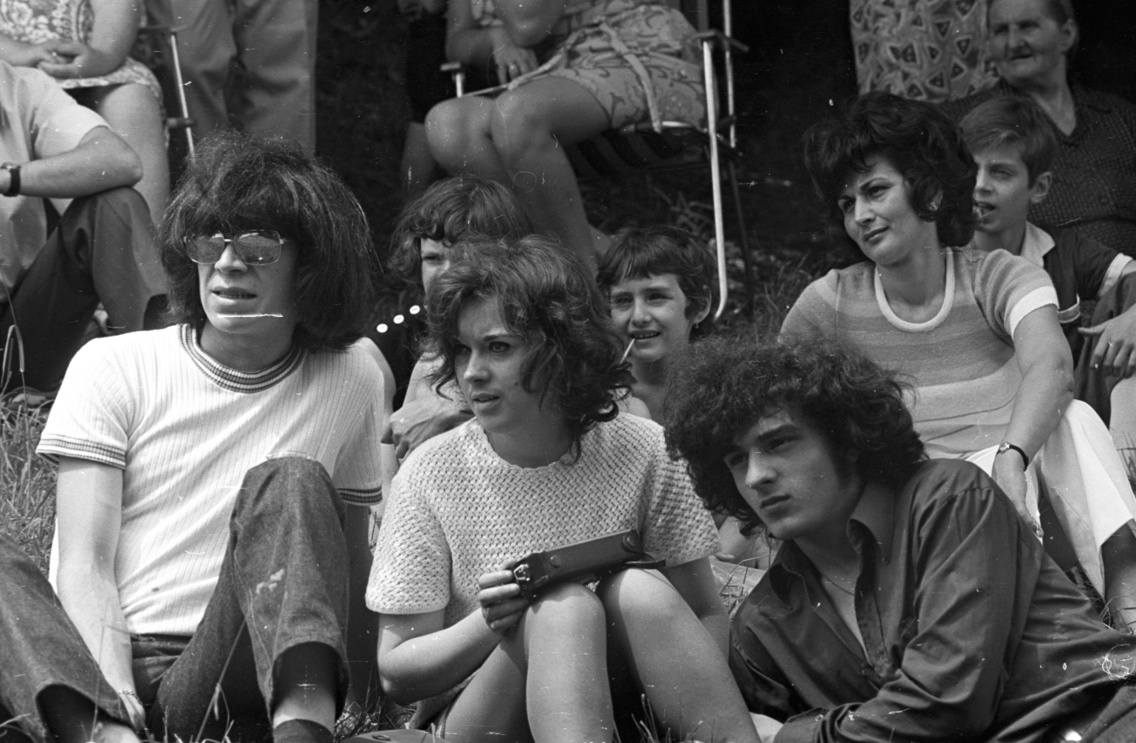 Sokol rádiót hallgató fiatalok