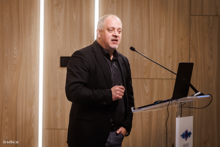 Hantosi Bálint az NMHH konferenciáján 2023-ban