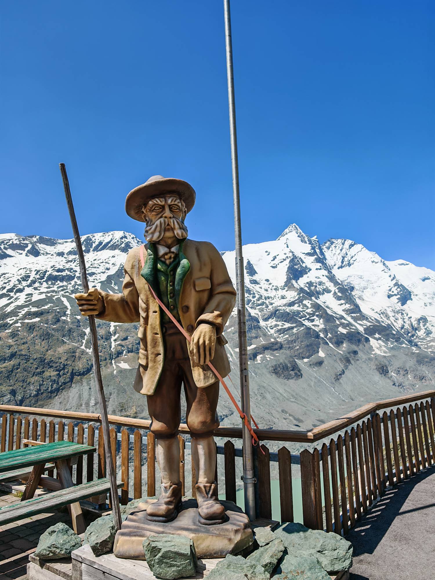 Ferenc József szobra, mögötte Ausztria legmagasabb hegycsúcsa, a Großglockner, amely 3798 méter magas.