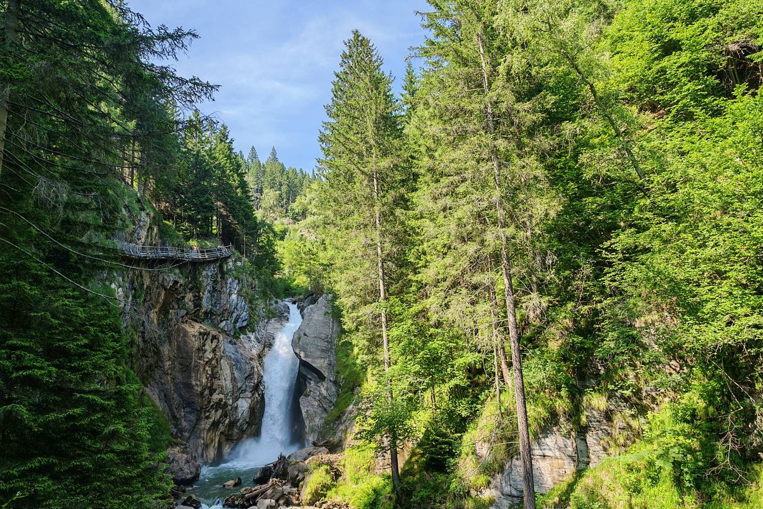 Durván másfél óra alatt végigjárható a teljes szurdok.