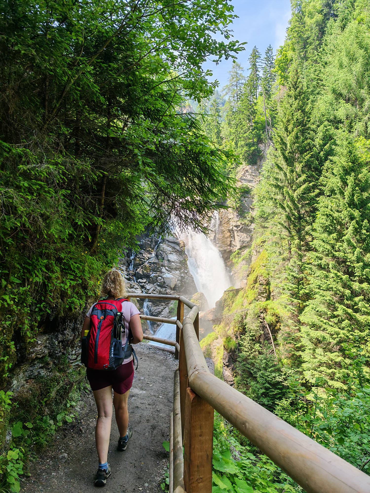 A túravezetőnk Anita volt, aki éjszakai vezetést is vállal a szurdokban.