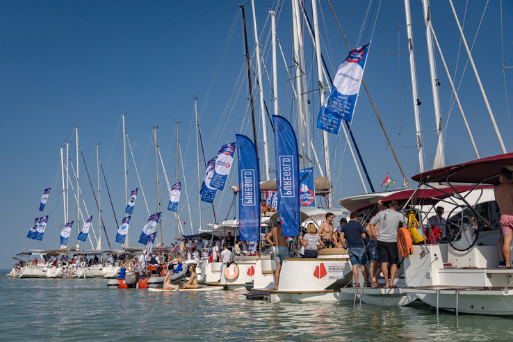 Ilyen volt a 2025-ös Media Regatta: fotókon a különleges vitorlásverseny