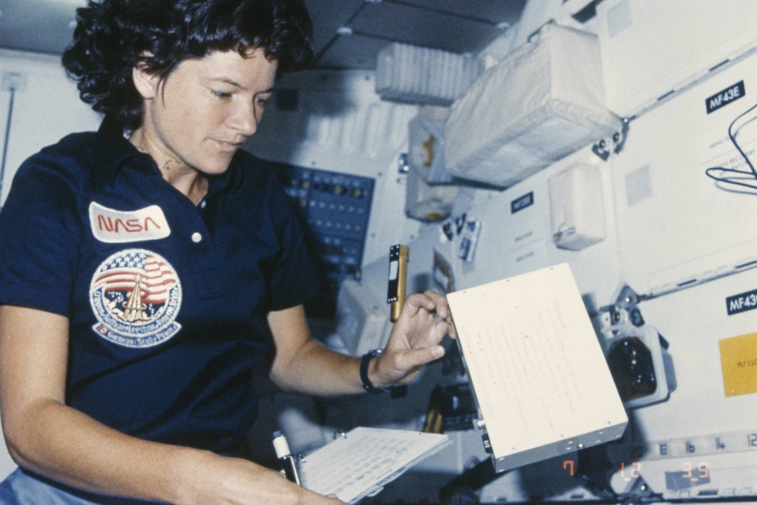 A NASA űrhajósa, Sally Ride a Challenger űrrepülőgép belsejében, az STS-41-G küldetés során, 1984 októberében. 1983-ban ő lett az első amerikai nő az űrben az STS-7 küldetés tagjaként.