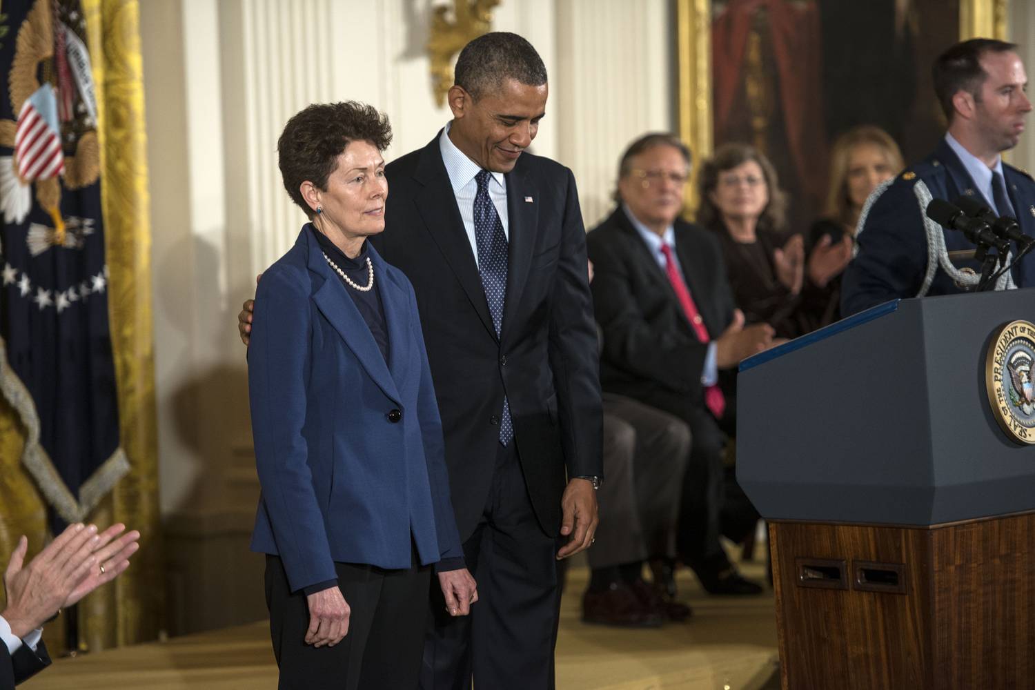 Washington, DC – 2013. november 20.: Tam O'Shaughnessy átveszi elhunyt élettársa, Sally Ride nevében az Elnöki Szabadság-érdemrendet Barack Obama elnöktől a Fehér Házban.