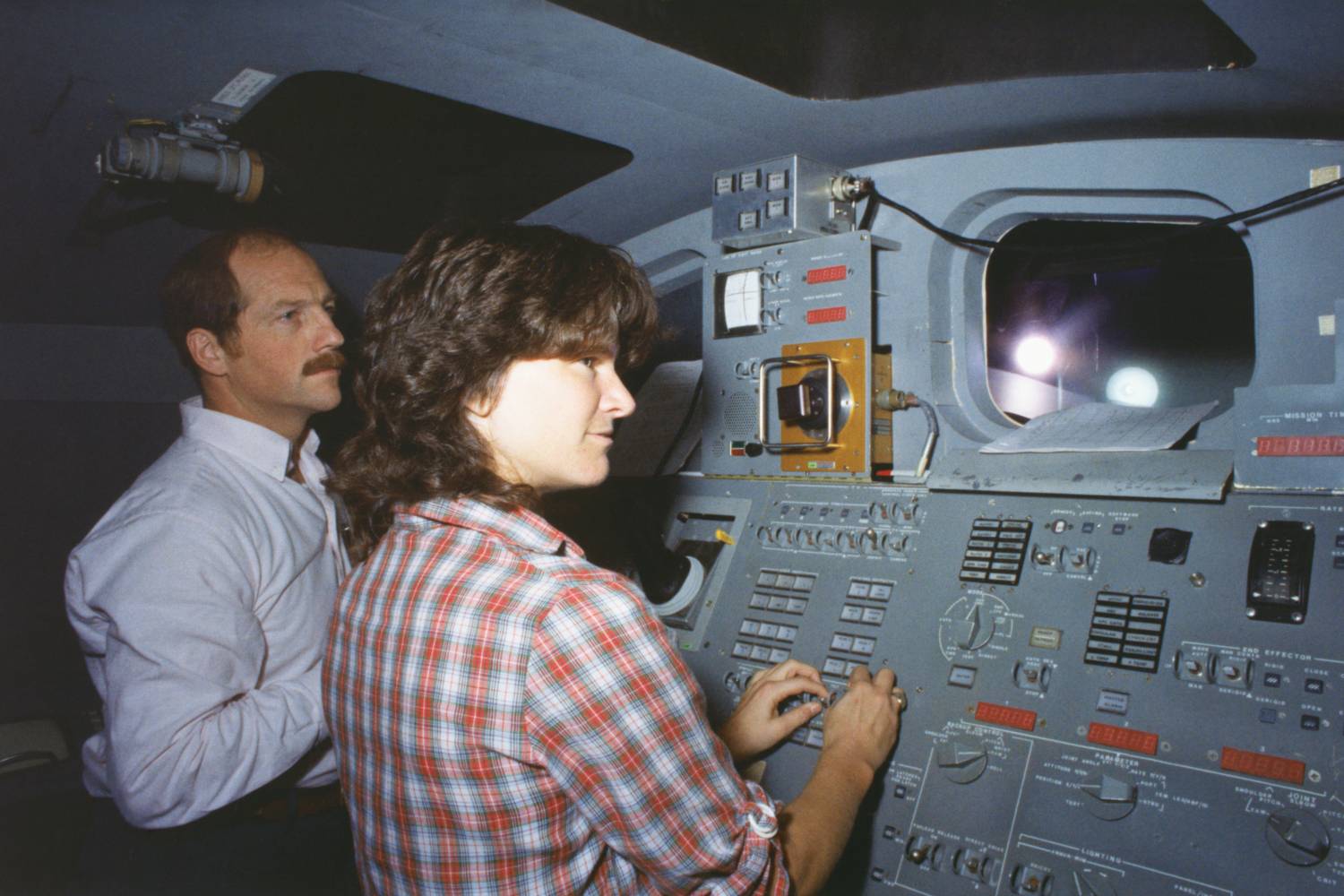 Dr. Sally A. Ride és a pilóta, Frederick H. Hauck a robotkar működését vizsgálják.