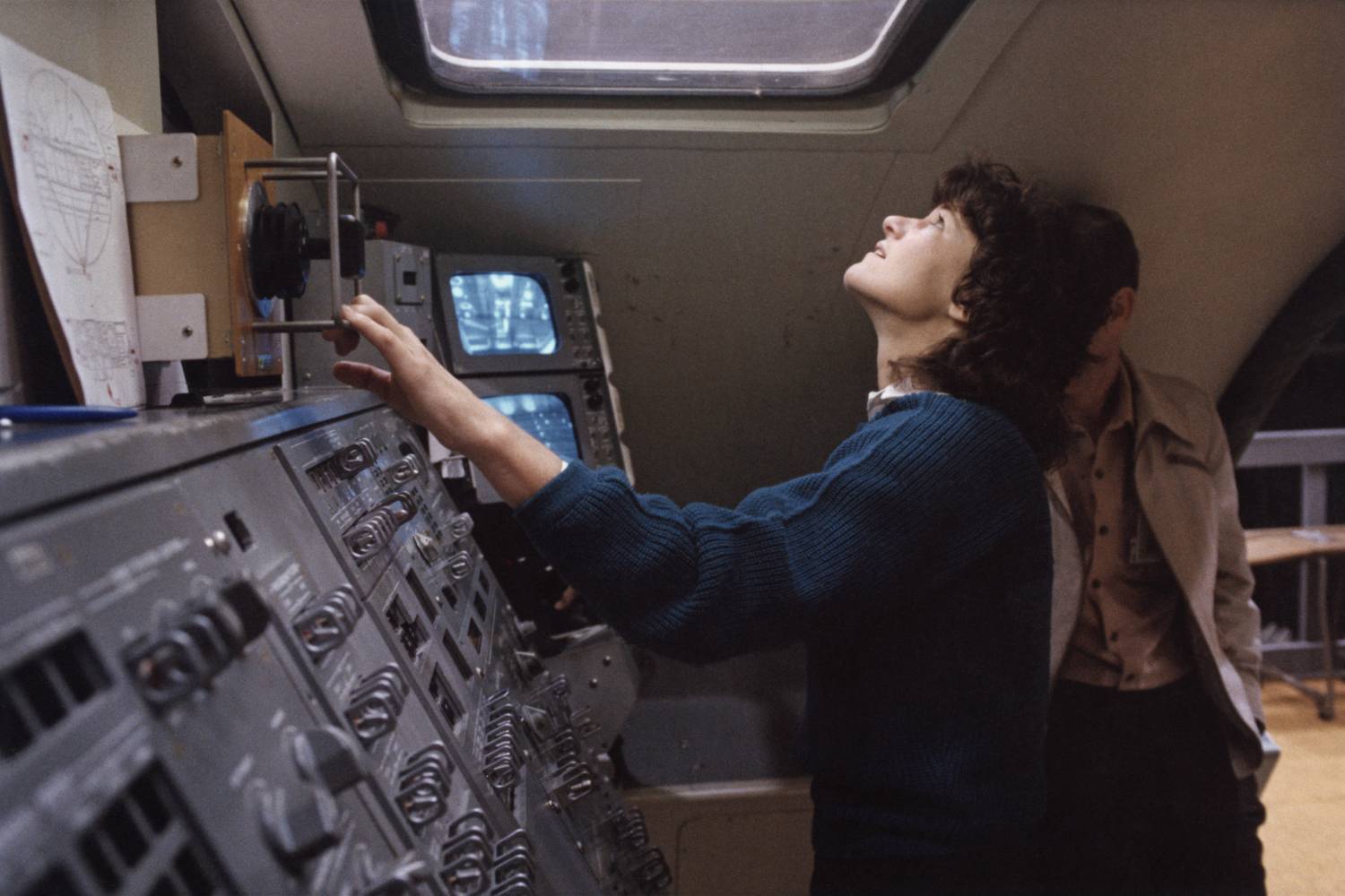 Sally a houstoni NASA Johnson Űrközpont laboratóriumában gyakorol 1983. január 19-én.