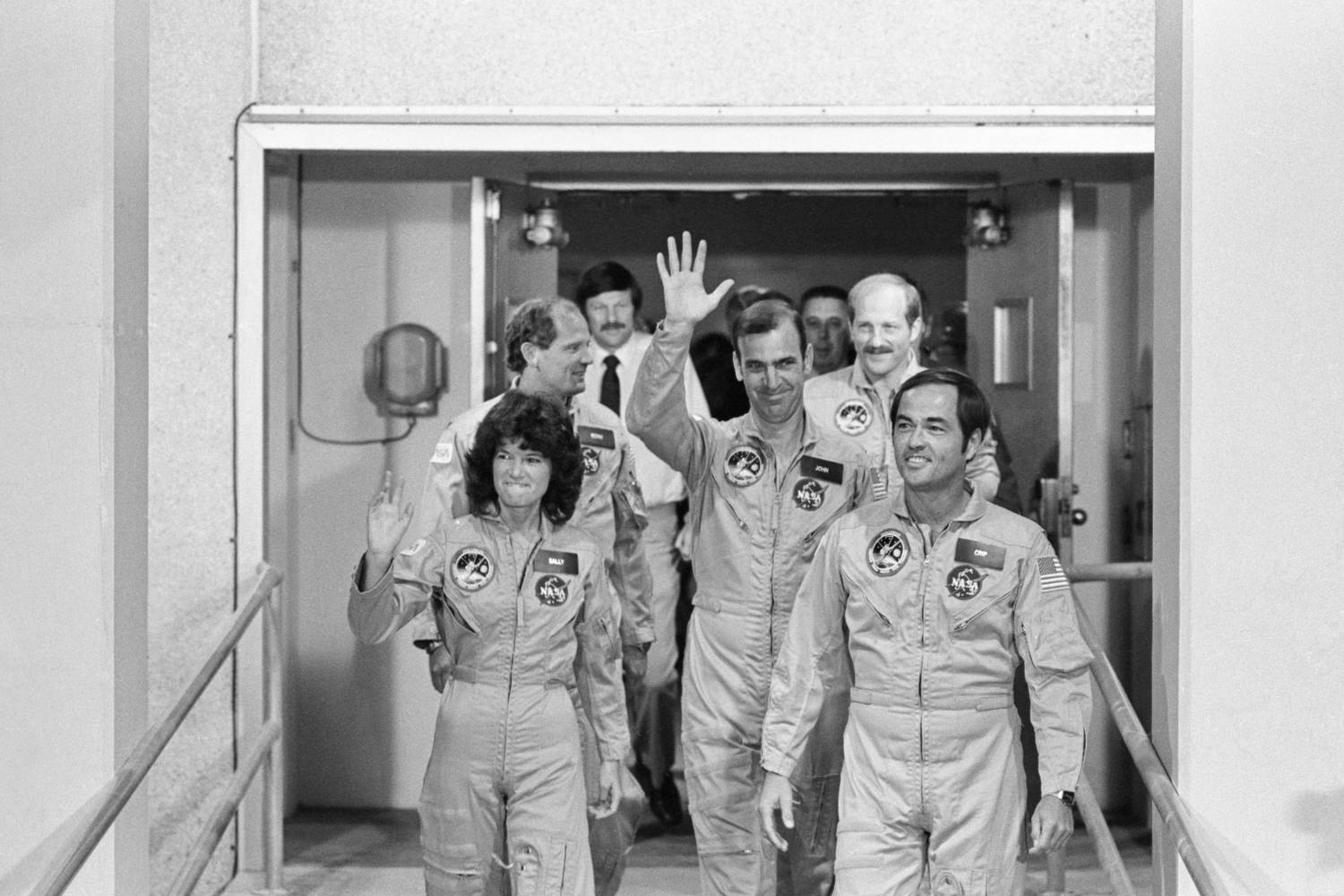 Sally Ride és legénységi tagok a fedélzetre lépés előtt