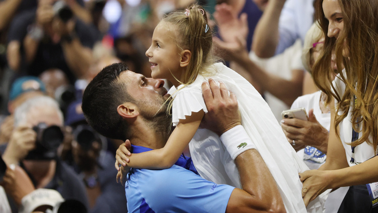 Novak Djokovics családja kegyvesztetté vált Szerbiában, elhagyja az országot