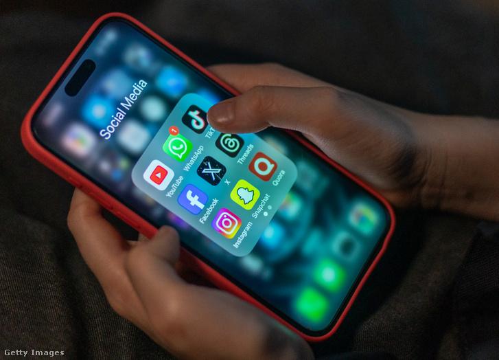 Egy kisgyerek a Tiktok alkalmazást használja