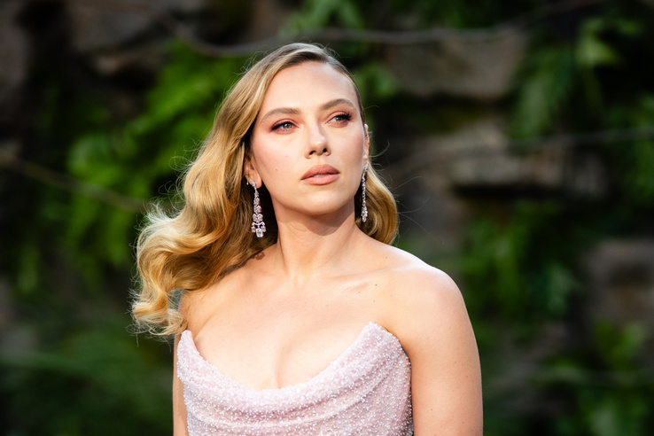 Férje szeme láttára csókolta szájon kollégáját Scarlett Johansson – nagy a baj