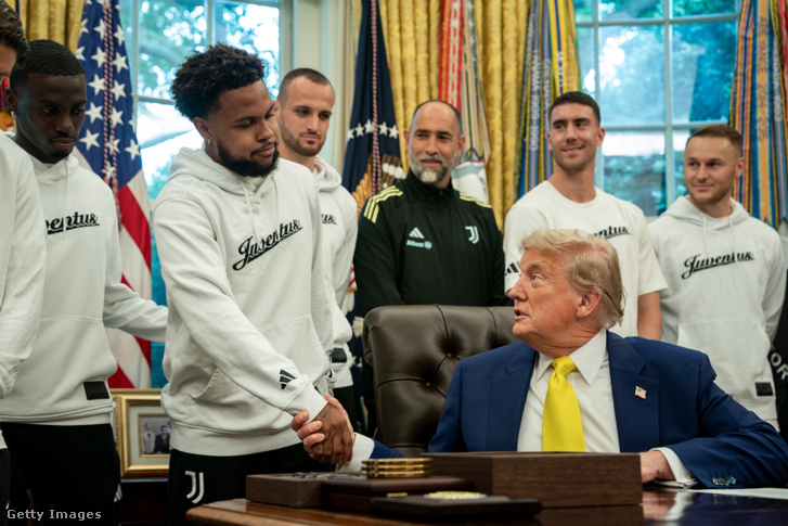 Weston McKennie és Donald Trump kezet fog az Ovális Irodában. Az elnök ülve maradt