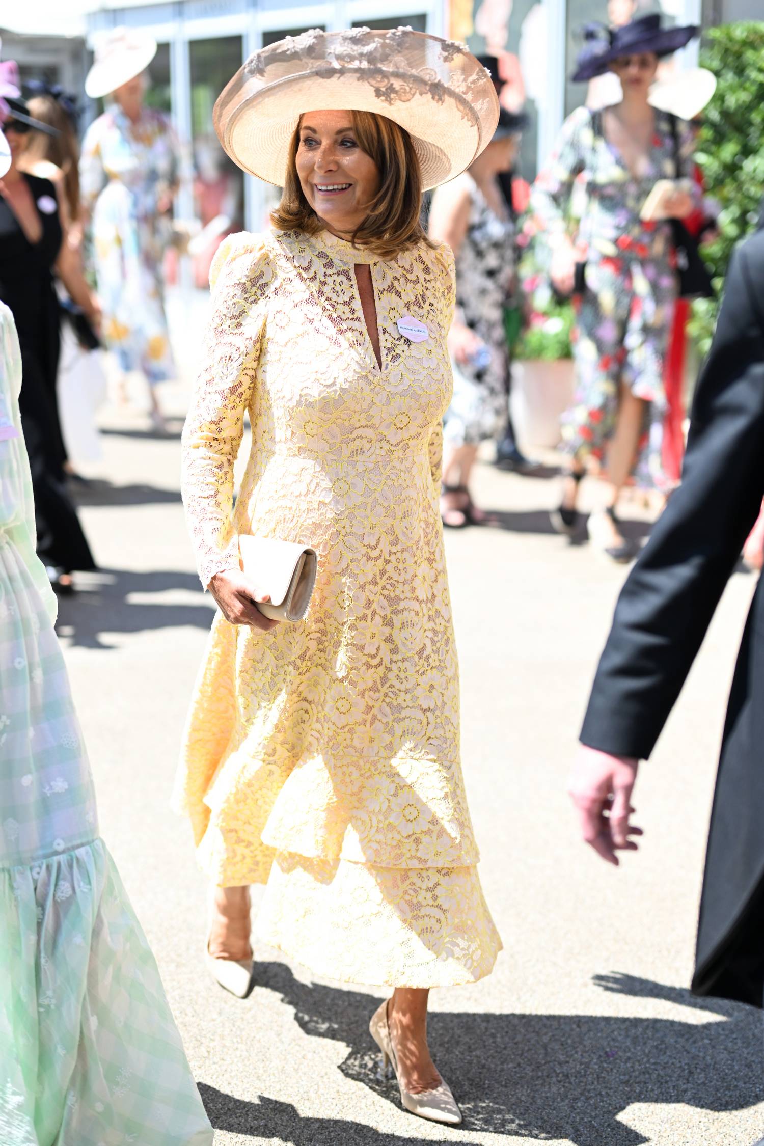 Carole Middleton csipkés ruhában jelent meg Ascotban.