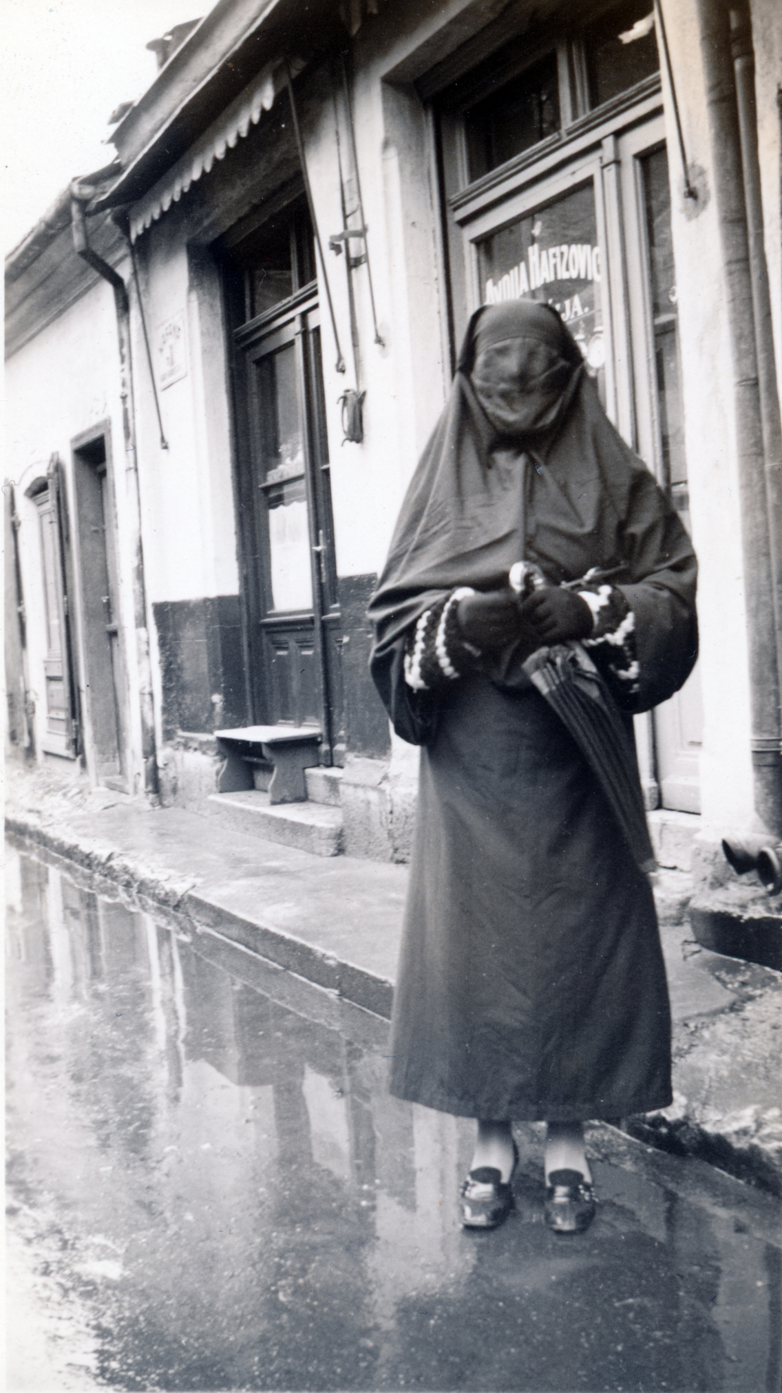 Guthy Böske újságíró, a Színházi Élet tudósítója a bazárban, 1938-ban