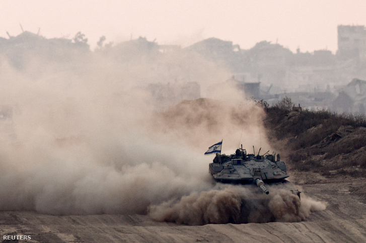 Egy izraeli tank manőverezik a Gázai övezetben 2025. június 17-én